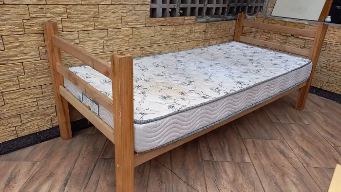 Entrego: Cama de madeira com Colchão 100% espuma usado em bom estado 