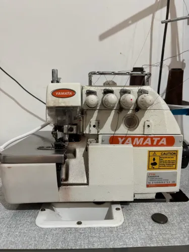Máquina de costura YAMATA FY44 4 fios ponto cadeia