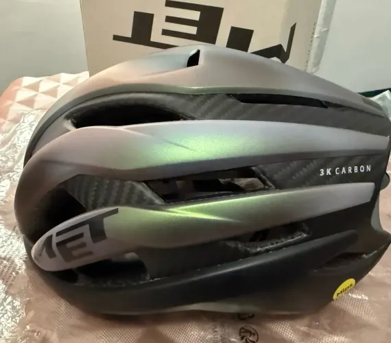 Capacete Italiano Mét Trinta Holográfico(Para pessoas exigentes)