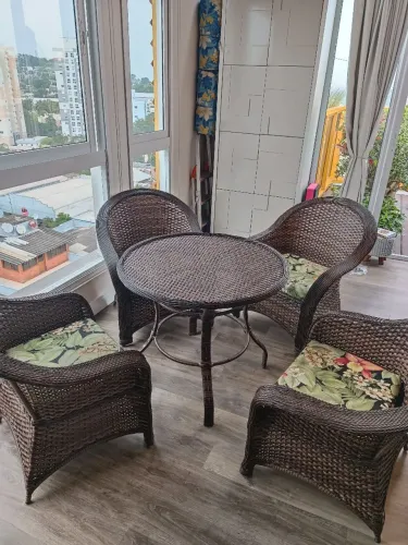Conjunto com 4 poltronas e mesa de fibra sintetica