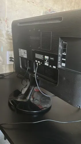 TV. Não é smart TV.. mas vai junto a peça que faz funcionar a smart.