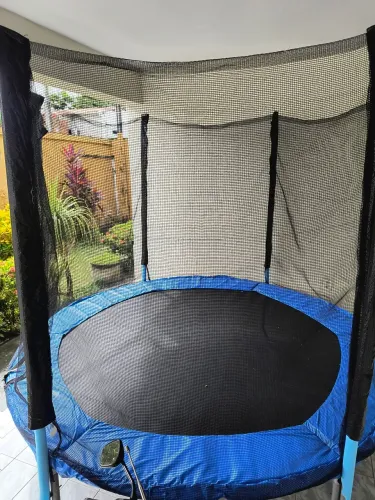 Cama elástica infantil (pula-pula), 2 metros de altura e 2 de largura