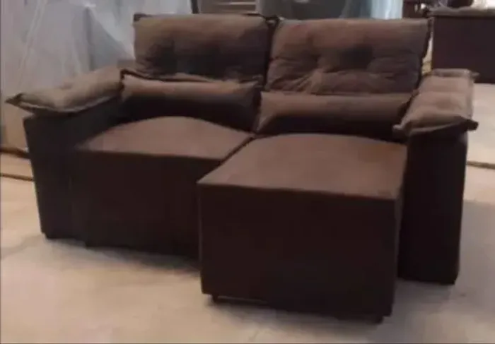 Sofá retrátil e reclinável,medida 1,80m,preço R$1.400 ;contato *