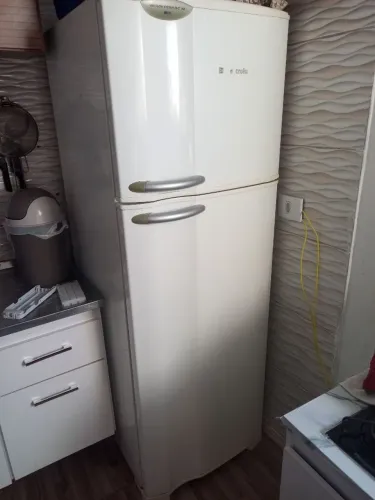 Vendo uma geladeira Eletrolux com frizer em perfeito estado 