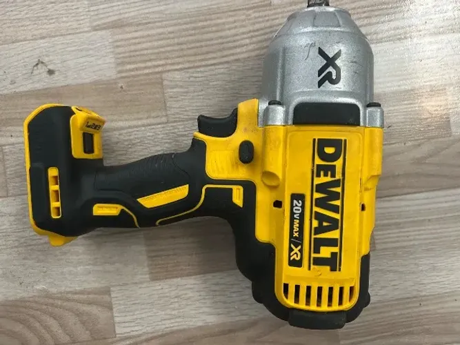 Parafusadeira de impacto DeWalt seminova. Com duas baterias e carregador.