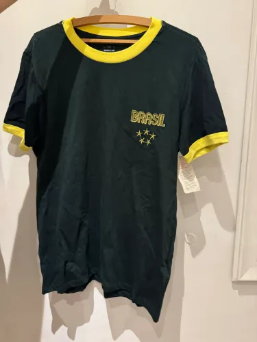 CAMISETA ESPORTIVA EM ALGODÃO COM BORDADO BRASIL PRETO