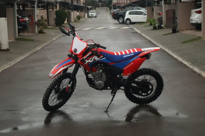 XR200 com roupa de CRF