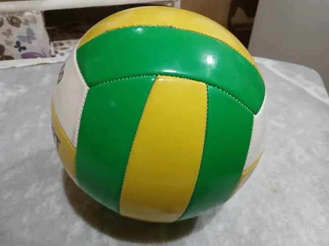 2 bolas e 1 bomba de encher de pedal por 49 reais