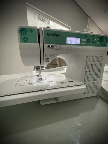 Máquina de costura brother Qb9110L/ Modelo Atual Da Sp91100dv Cor Branco *