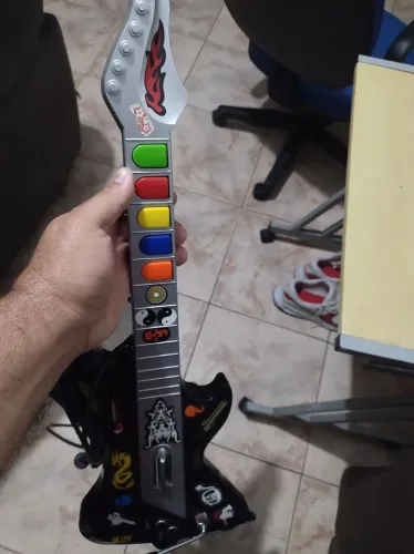 Guitarra PS2 com fio funcionando perfeitamente aceitamos Olx Pay 