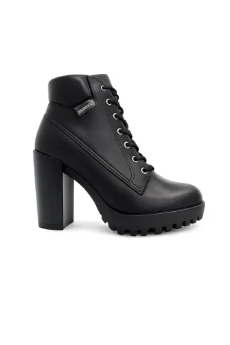 Vendo bota preta da Moleca, modelo de cano curto com salto.
