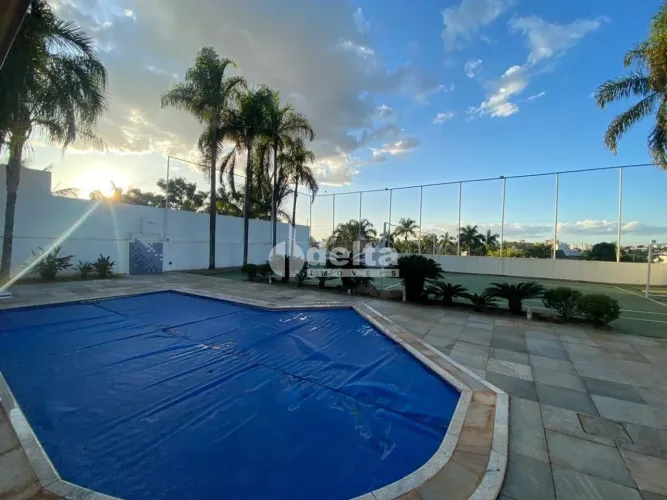 Casa residencial com 4 suítes, disponível para locação no bairro Jardim Karaíba em Uberlân