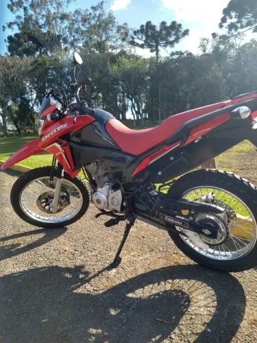 Vende-se moto semi nova, impecável.