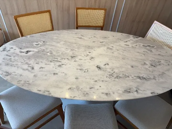 Conjunto Mesa De Jantar Westwing Mesa Saarinen Tulipa Branco Raja Cinza e Cadeiras Palha