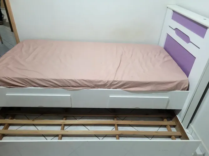 Cama de solteiro, com bicama e duas gavetas. Cabeceira dupla face ( rosa ou lilás/branco).