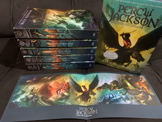 Box Percy Jackson and the Olympians com pôster