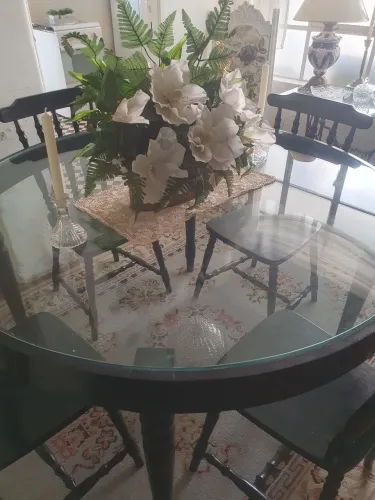 Sala de jantar com 4 cadeiras em madeira