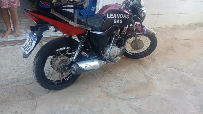 Moto com rodas esportivo raiada sem camera