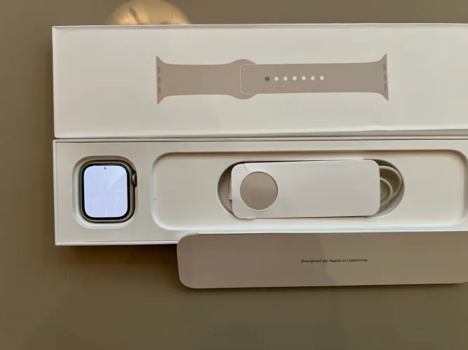 Apple Watch Series 7 / 41mm Prata + Caixa e carregador