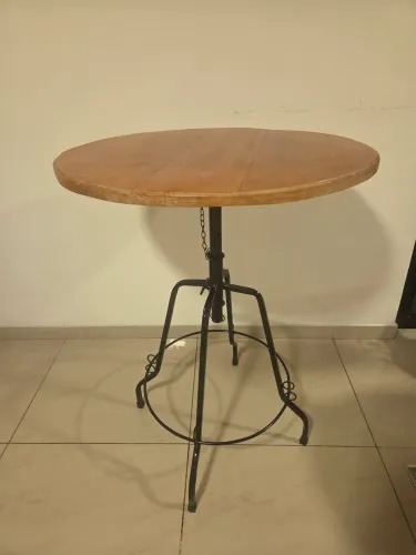 Mesa alta com tampo em madeira