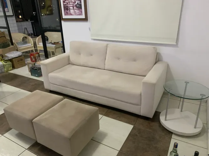 Sofá de 03 lugares, com dois puffs, mesa de canto, com tampo de vidro 