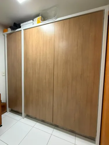 Armário com prateleiras 