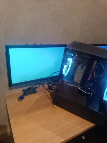 Vende se PC gamer