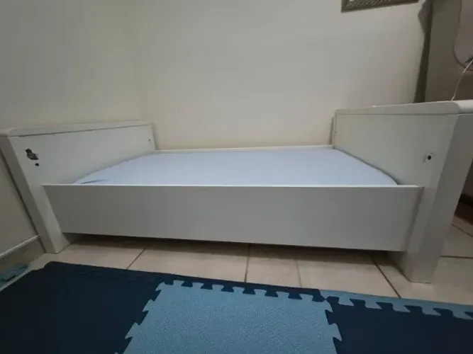 Berco 3 estágios e vira mini cama montessoriana
