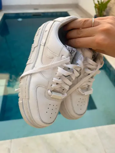 Tênis Nike Air Force branco em bom estado