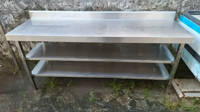 Bancada de inox 304. Medidas: 2mx60cm. Em excelente estado. Valor: 2.300,00 reais.