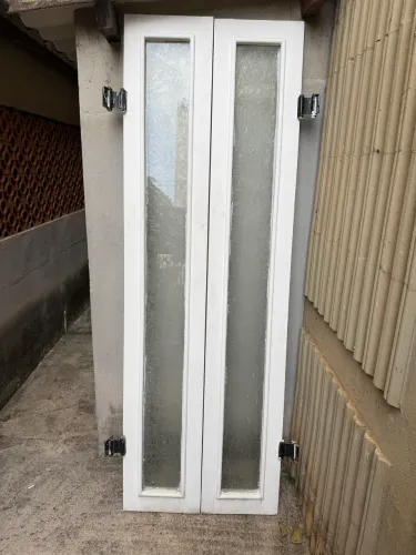 Porta de madeira maciça duas folhas com vidro e dobradiças vai e vem