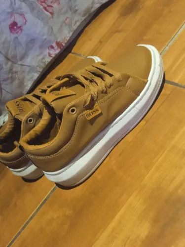 Tenis modelo hugo boss-usado uma vvez. 