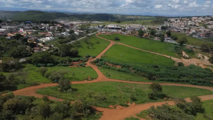 Imóvel para venda tem 370 metros quadrados em Felipe Cláudio de Sales - Pedro Leopoldo - M