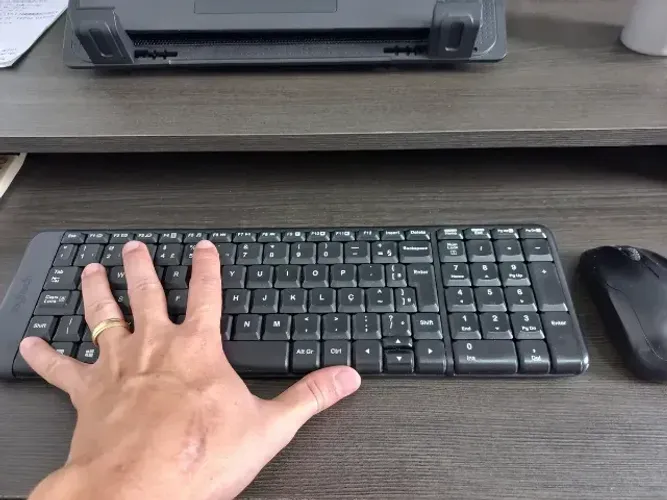 Combo Teclado e Mouse sem fio Logitech MK220 Layout ABNT2