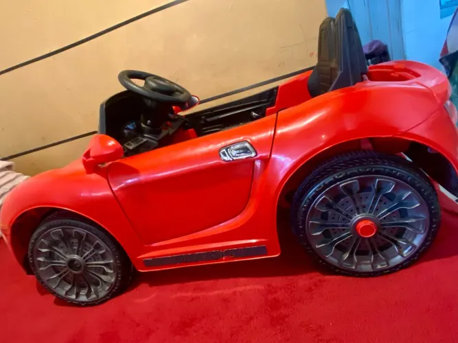Vende- se um carrinho elétrico infantil 