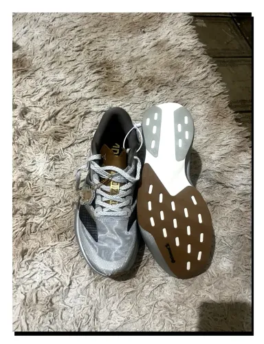 Tênis adizero versão ano novo chinês 