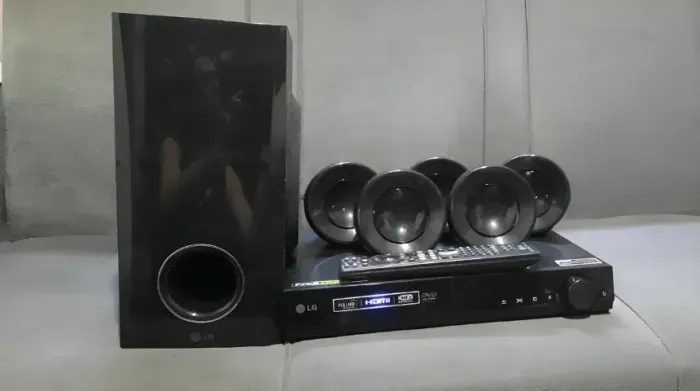 HOME THEATER 5.1 DVD - LG DH4220S (POUCO USO) PRETO 110 / 240V 50/60 HZ (USADO)