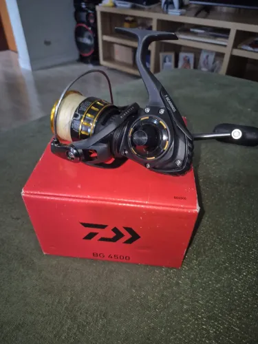 Molinete daiwa bg 4.500 em ótimo estado