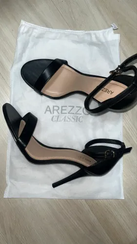 Salto alto fino Arezzo em Couro Preto - TAM: 38