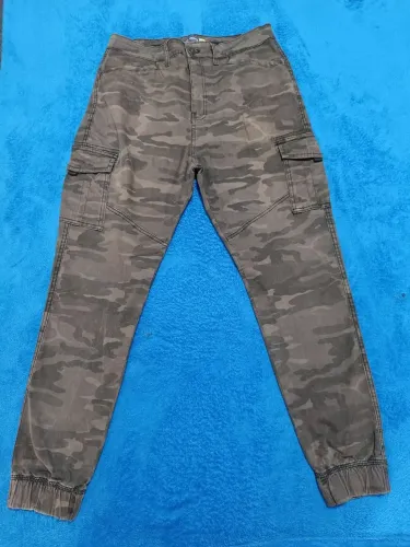 Calça cargo camuflada Tam. 44