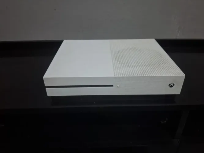 Xbox one s em bom estado com 2 controles e todos os fios 