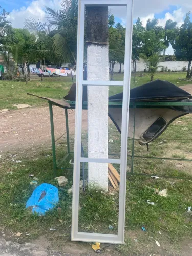 Suporte de guarda-roupa de ferro