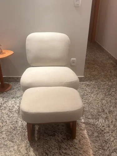 Poltrona de linho com pé em madeira maciça 