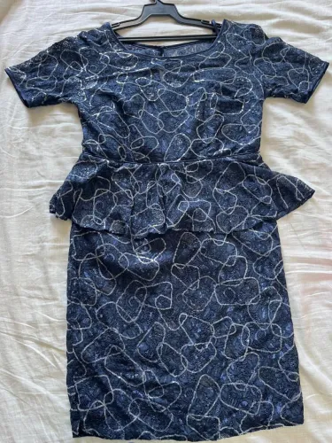 Usado apenas 1 vez - Vestido de renda com peplum e bordados com pequenos paetês. Tam 44.