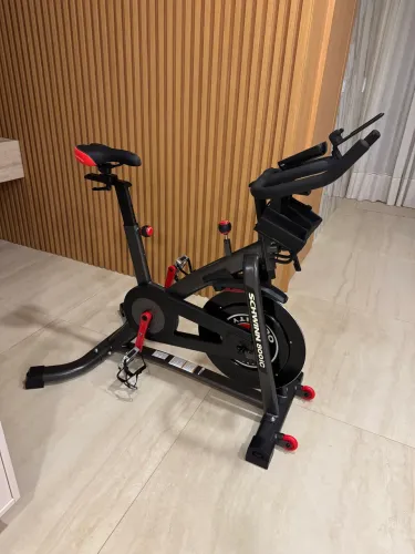 Bicicleta Spinning Schwinn IC4/800IC Roda Magnética 18kg