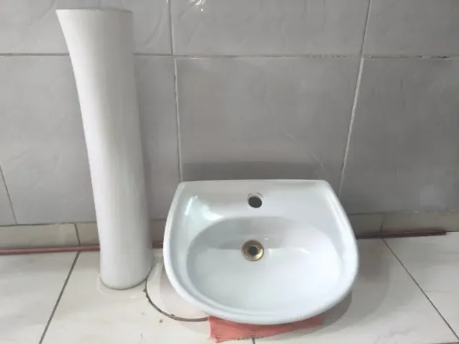 Conjunto pia para banheiro com coluna