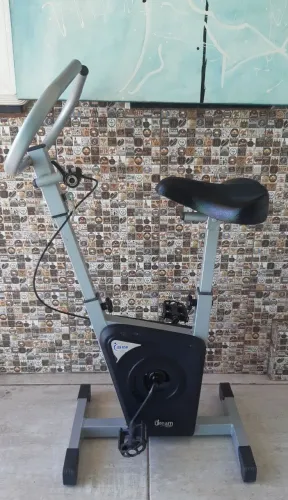 Bicicleta ergométrica com marcha e 3 níveis de ajustes no banco e guidão