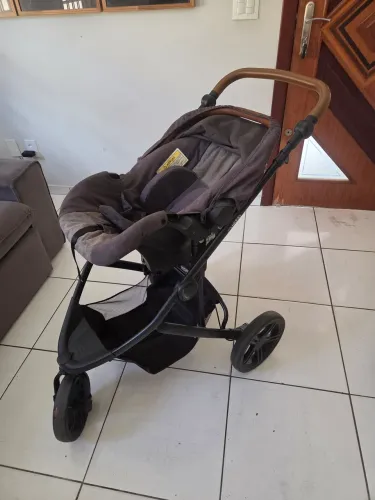Carrinho de bebê Kiddo com Moisés e bebê conforto