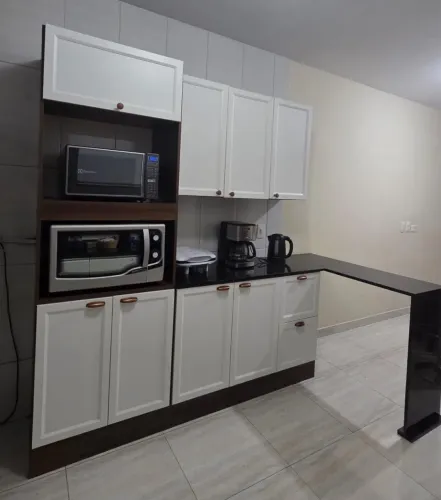 Cozinha modulada com balcão EM GRANITO