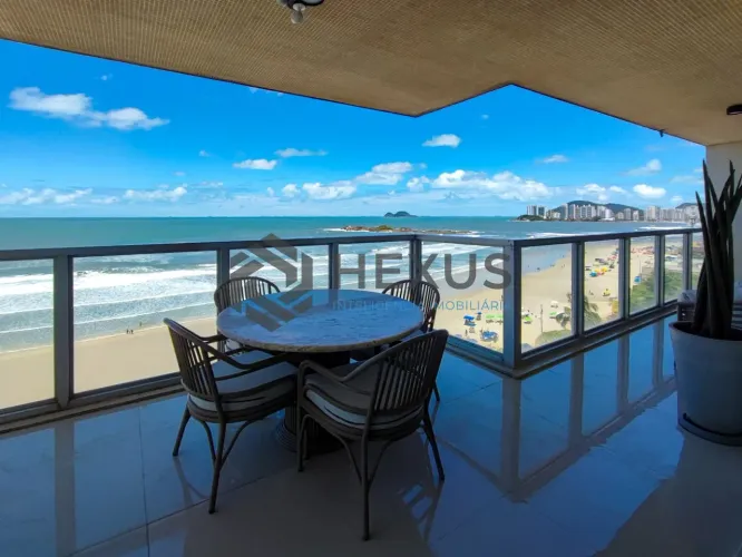Apartamento reformado frente mar com varanda vista mar na Praia das Pitangueiras, Guaruja